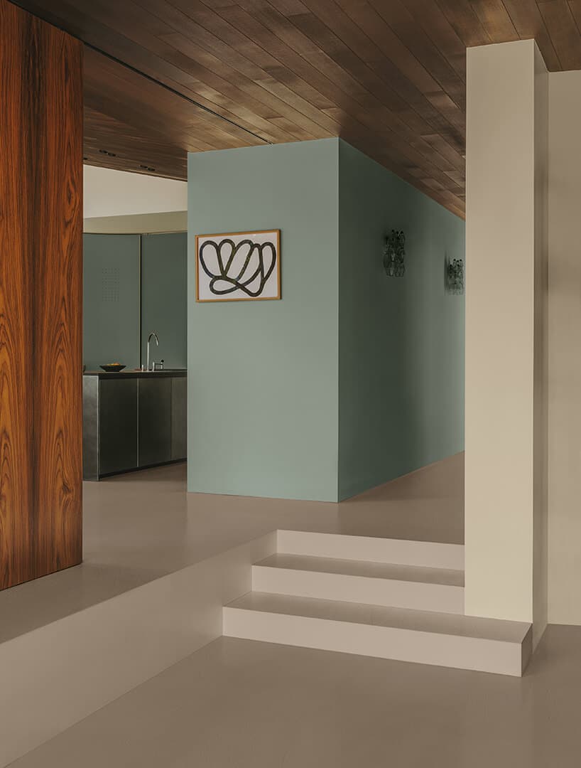 Pavimento: Cementoresina KK 109, Pareti: Decor KK 48
