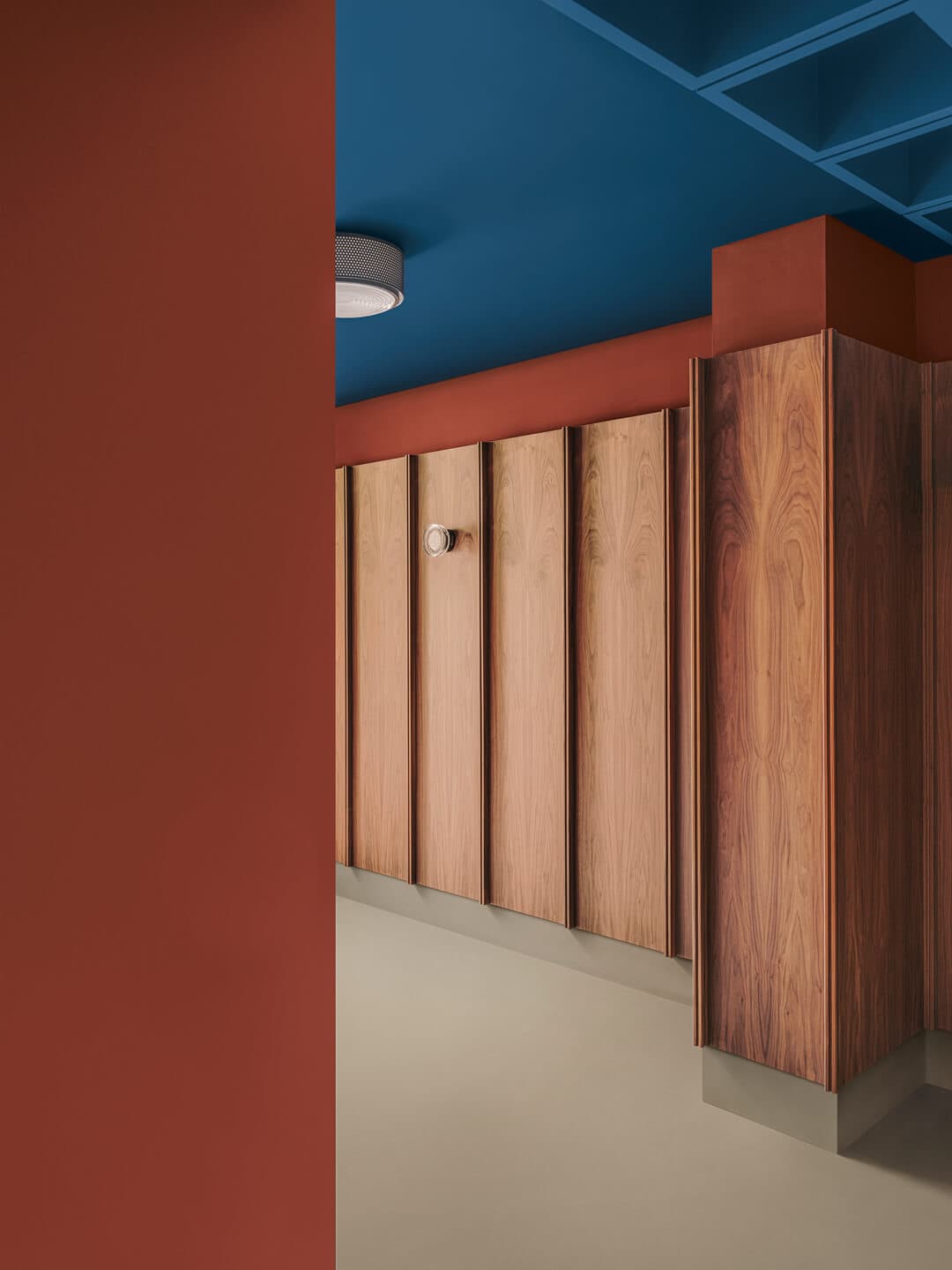 Soffitto: Decor KK 31, Pareti: Wallpaper Living KK 104, Pavimento: Cementoresina KK 110